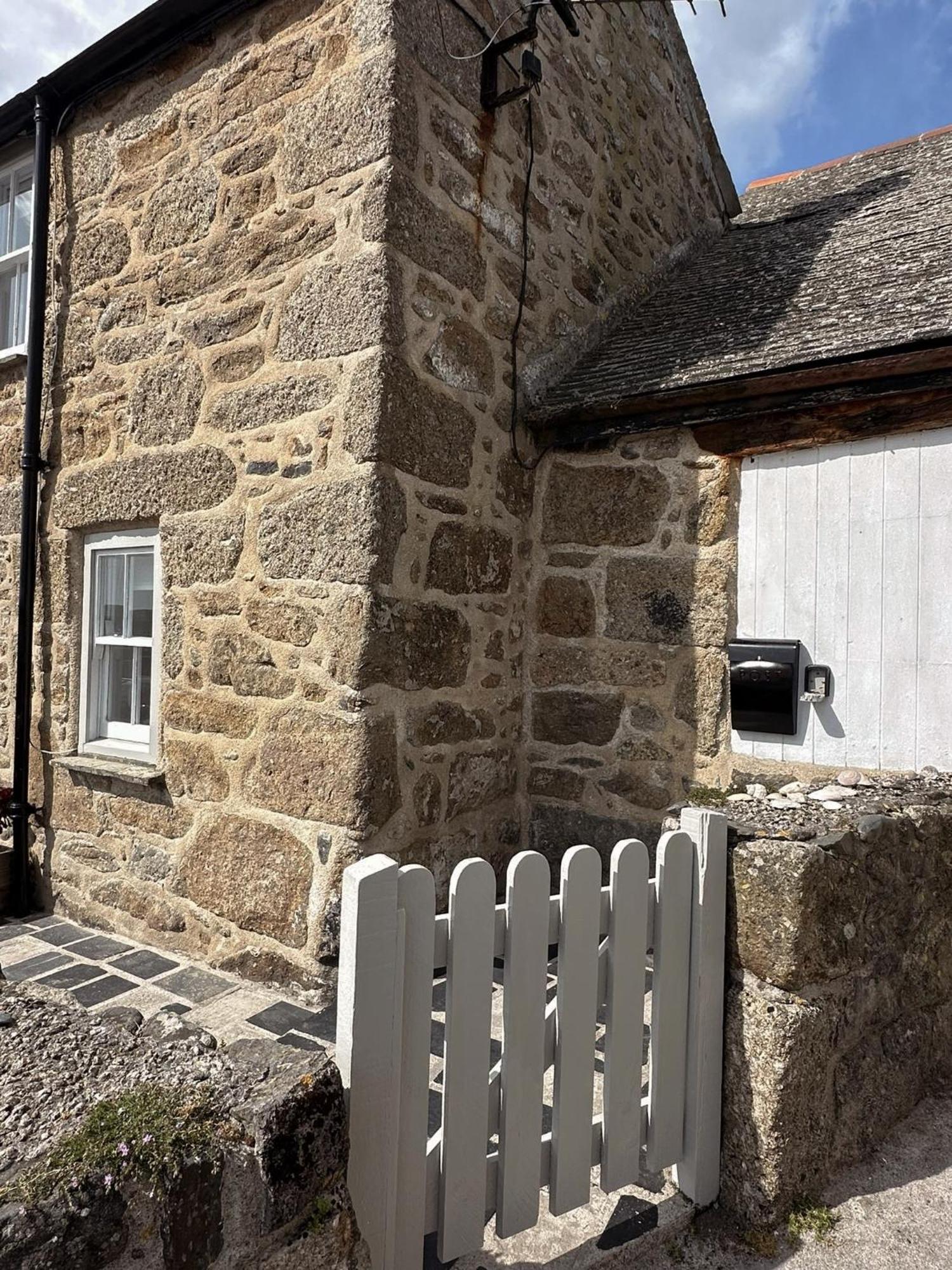 Seagulls Cottage, Touching Distance From Beach Mousehole Bagian luar foto